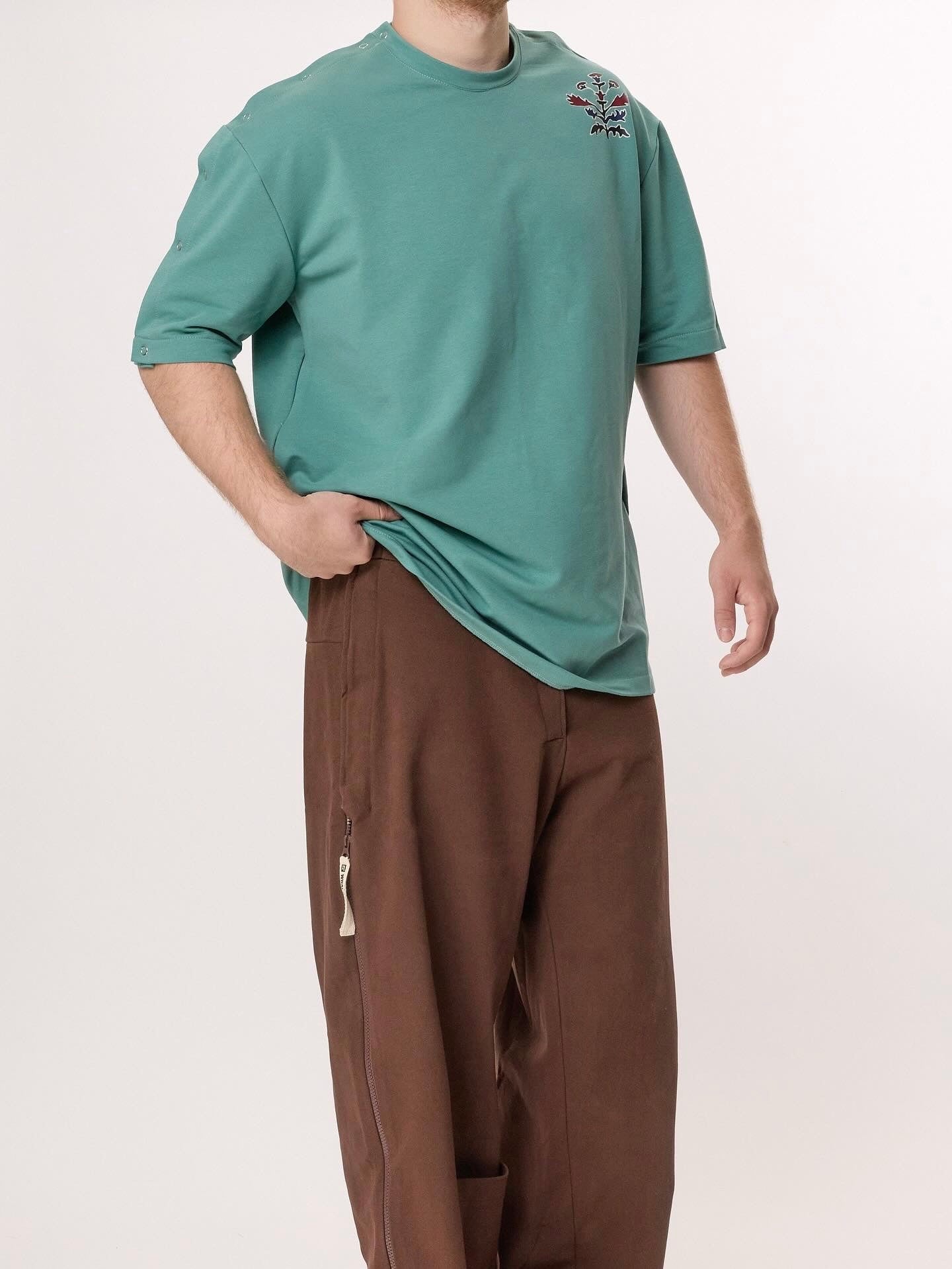 WYNflair Adaptive T-Shirt – Green | Inclusive Shirt for Disabilities, Injuries & Limited Mobility – Full Side & Shoulder Access, Unisex, Comfortable, Stylish